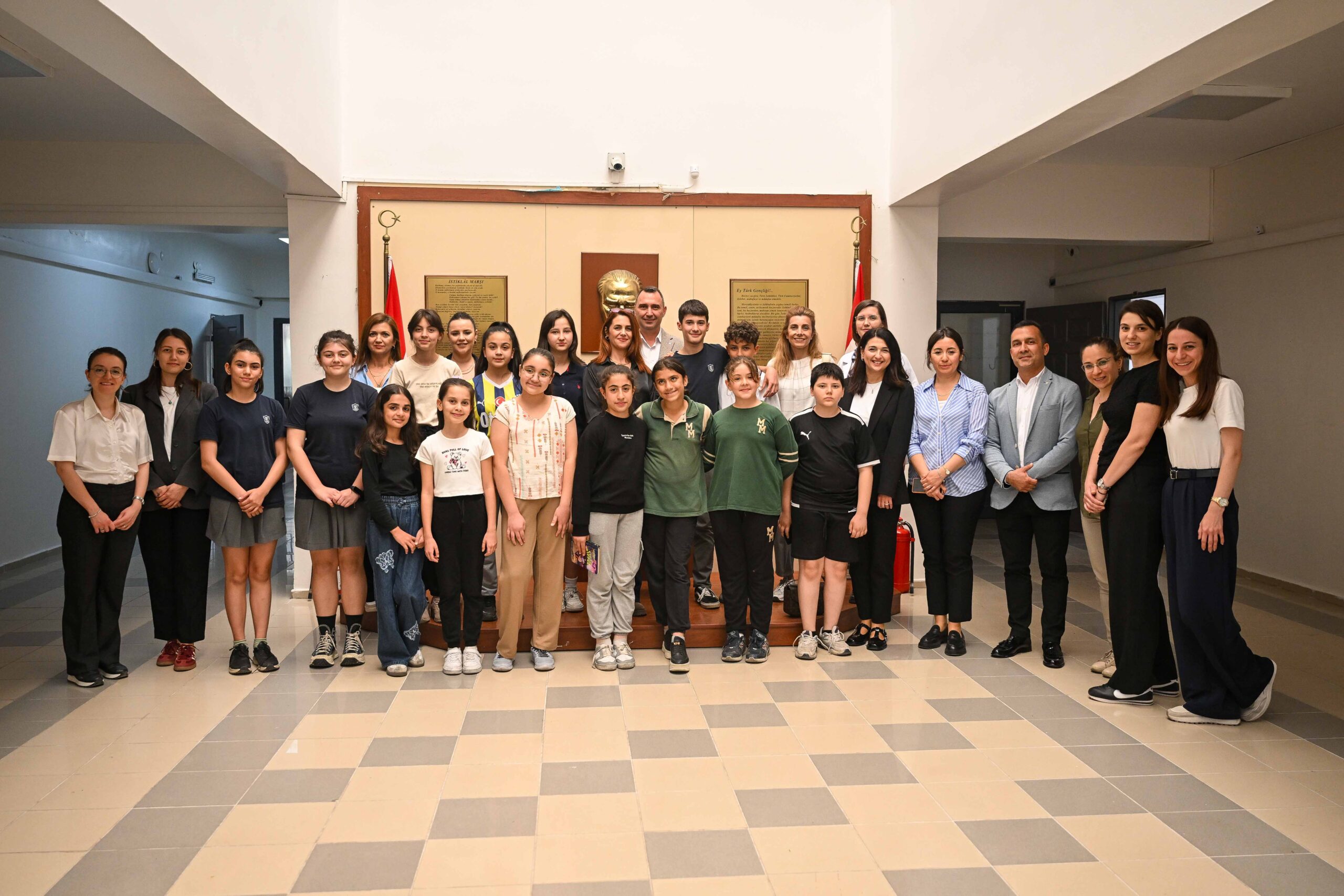 İTK öğrencileri ve öğretmenleri, topladıkları kitapları BELGEM kütüphanesine bağışladı