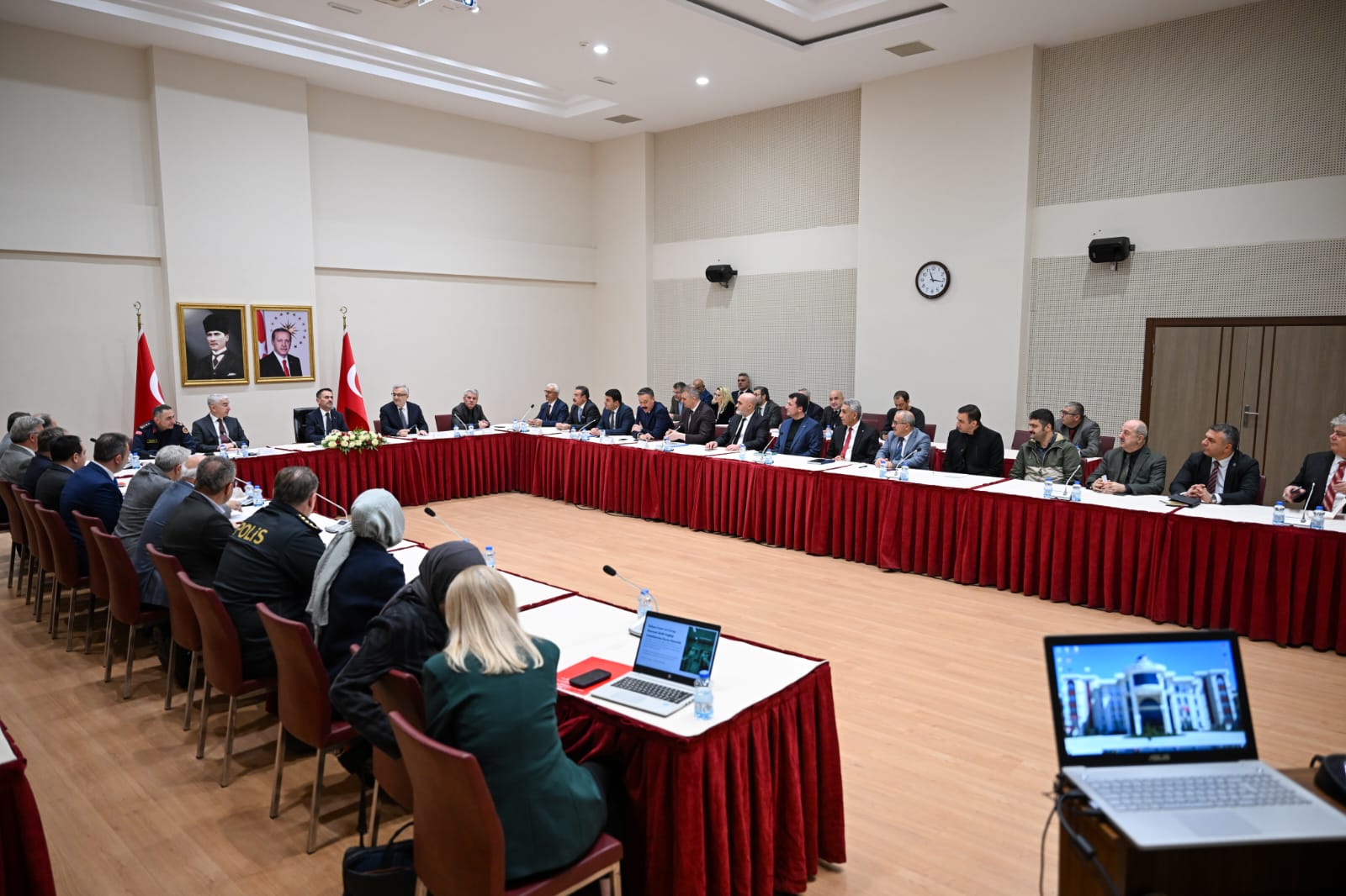 Vali Aktaş başkanlığında gıda zehirlenmelerine karşı alınacak tedbirler görüşüldü