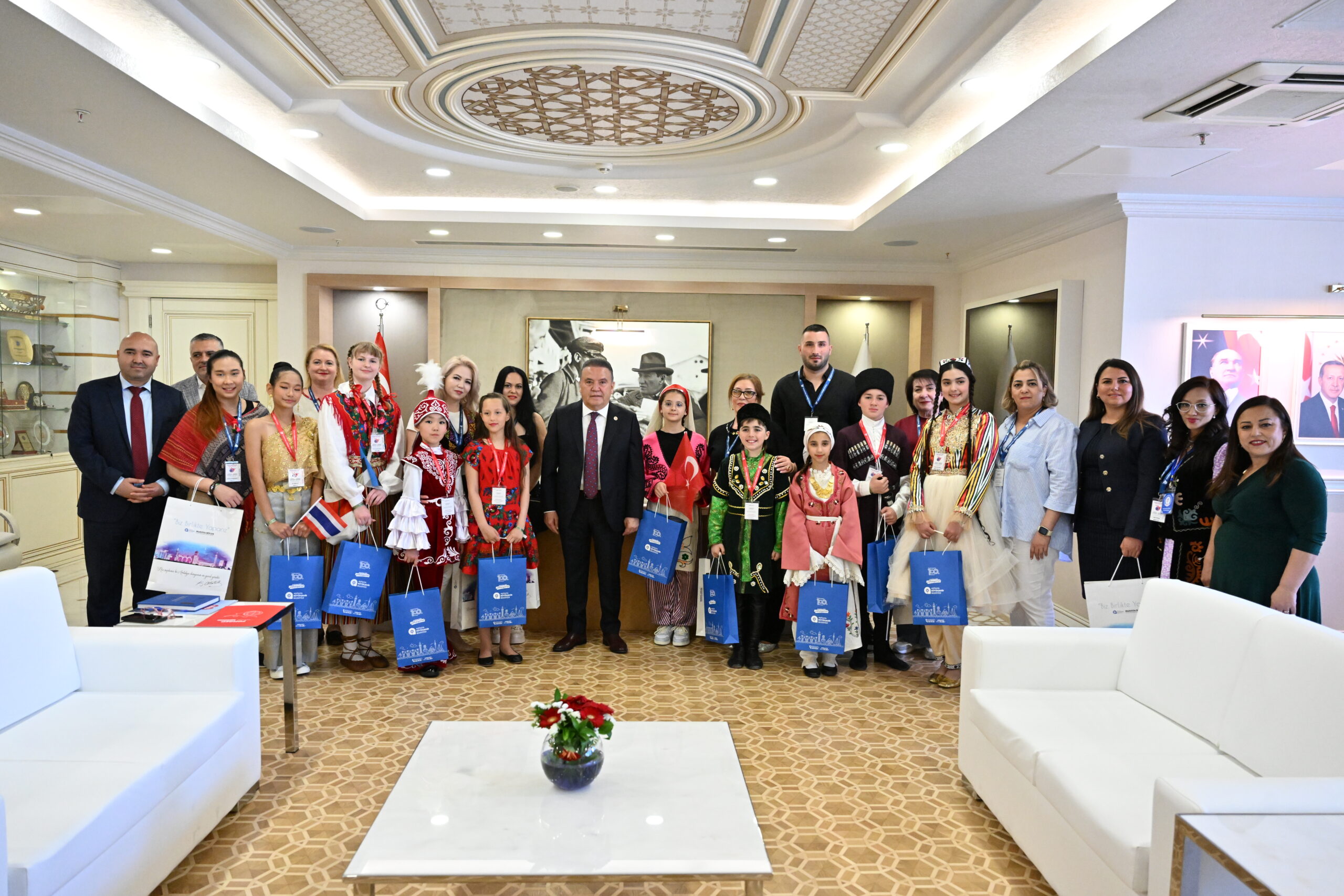 Dünya çocukları Başkan Böcek’i ziyaret etti