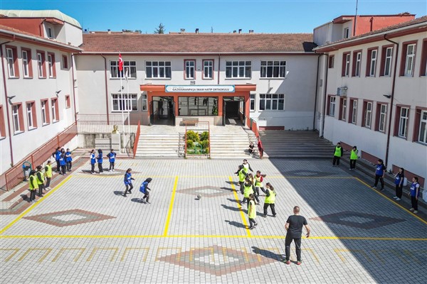 İnegöl’de okul bahçelerine çocuk oyunlarını çiziliyor