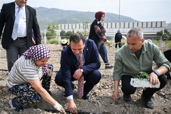 Başkan Eşki, üreten kadınlar ile Kent Bostanı’nda buluştu