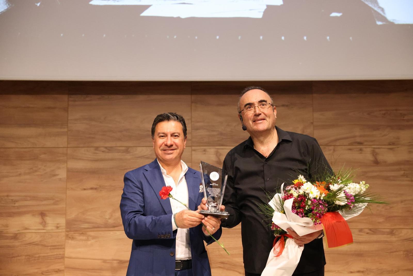 Muğla Büyükşehir Belediyesi, Sunay Akın Söyleşisi ve Kışla Parkı’nda şenlik yaptı