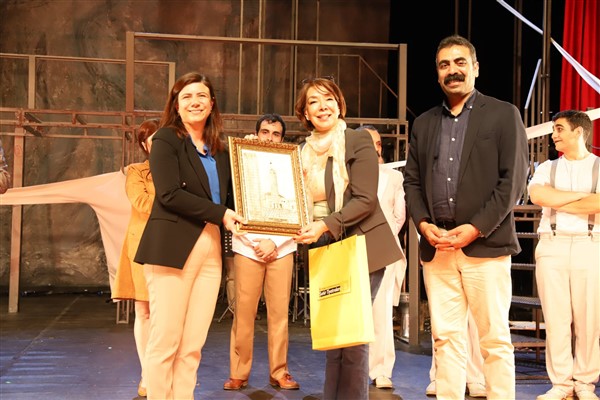 DBB Eş Başkanları, “Gözlerimi Kaparım, Vazifemi Yaparım” oyununu izledi