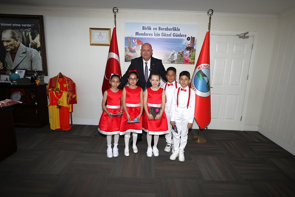 Menderes’te 23 Nisan kapsamında çocuklara belediye başkanlığı makamı devredildi