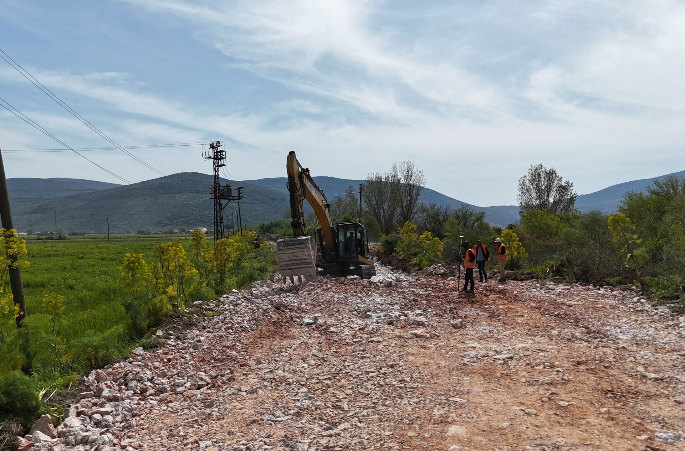 Muğla Büyükşehir Belediyesi’nin Milas kırsalındaki 80 milyonluk yol yatırımı sürüyor