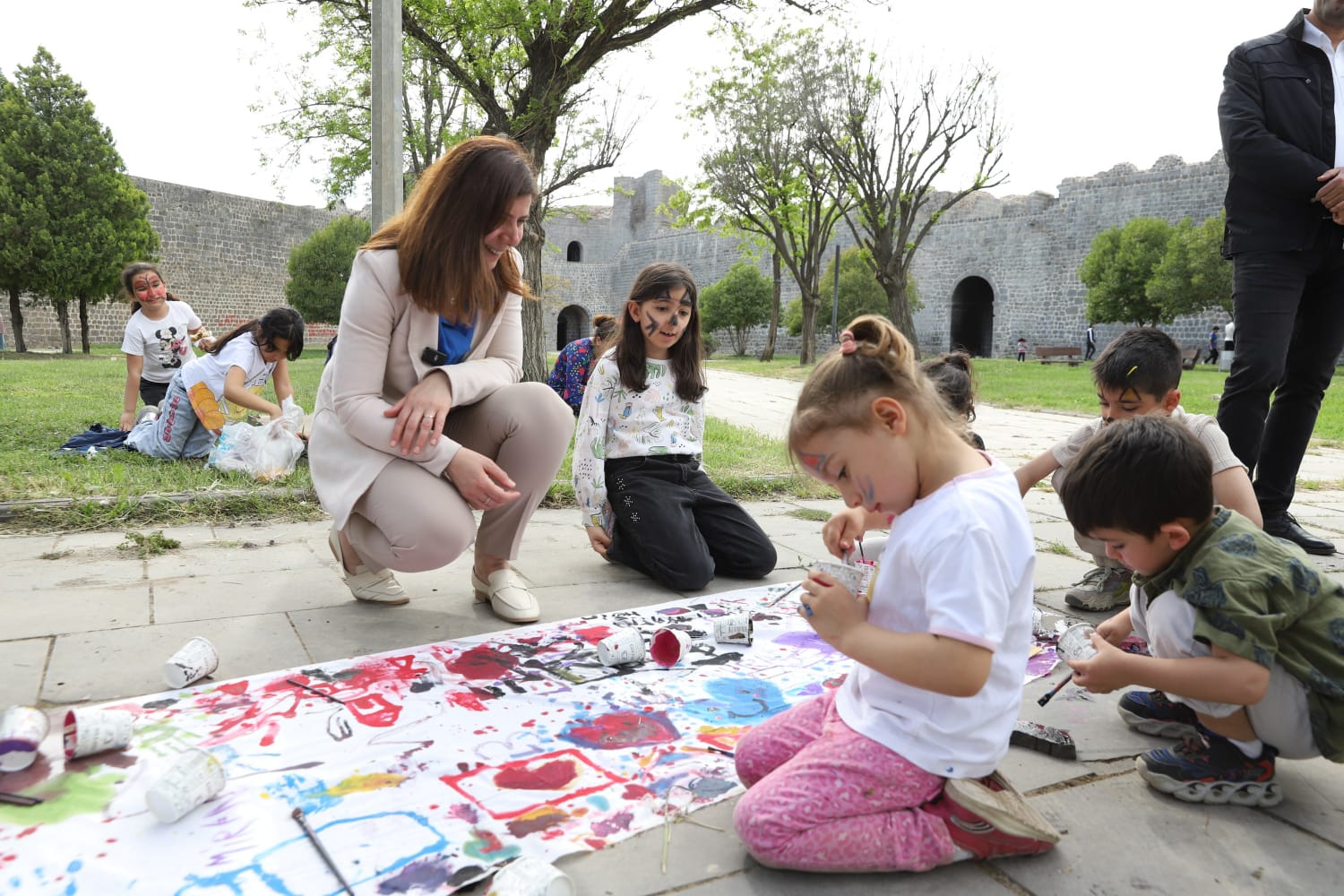 Diyarbakır Büyükşehir Belediyesi Eş Başkanı Bucak “Çocuk Bahar Şenliği”etkinliğine katıldı