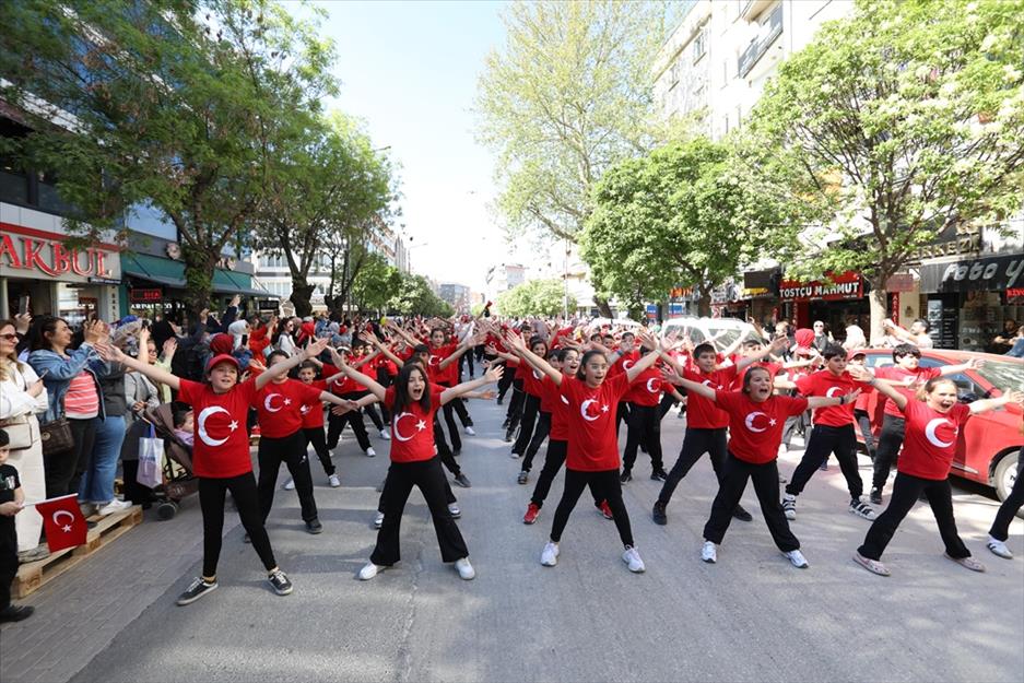 İnegöl’de 23 Nisan kutlamaları kortej yürüyüşüyle başladı