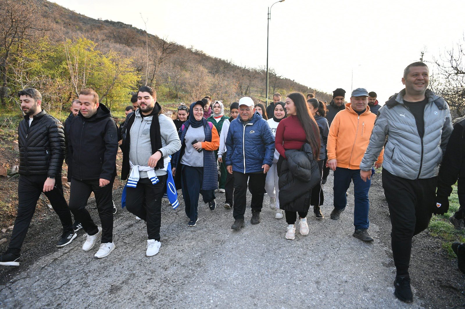 Başkan Büyükkılıç, gençlerle Ali Dağı’nda sabah yürüyüşü gerçekleştirdi