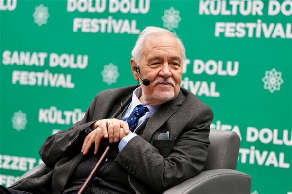 Prof. Dr. Ortaylı, düzenlenen söyleşide Manisalılarla buluştu