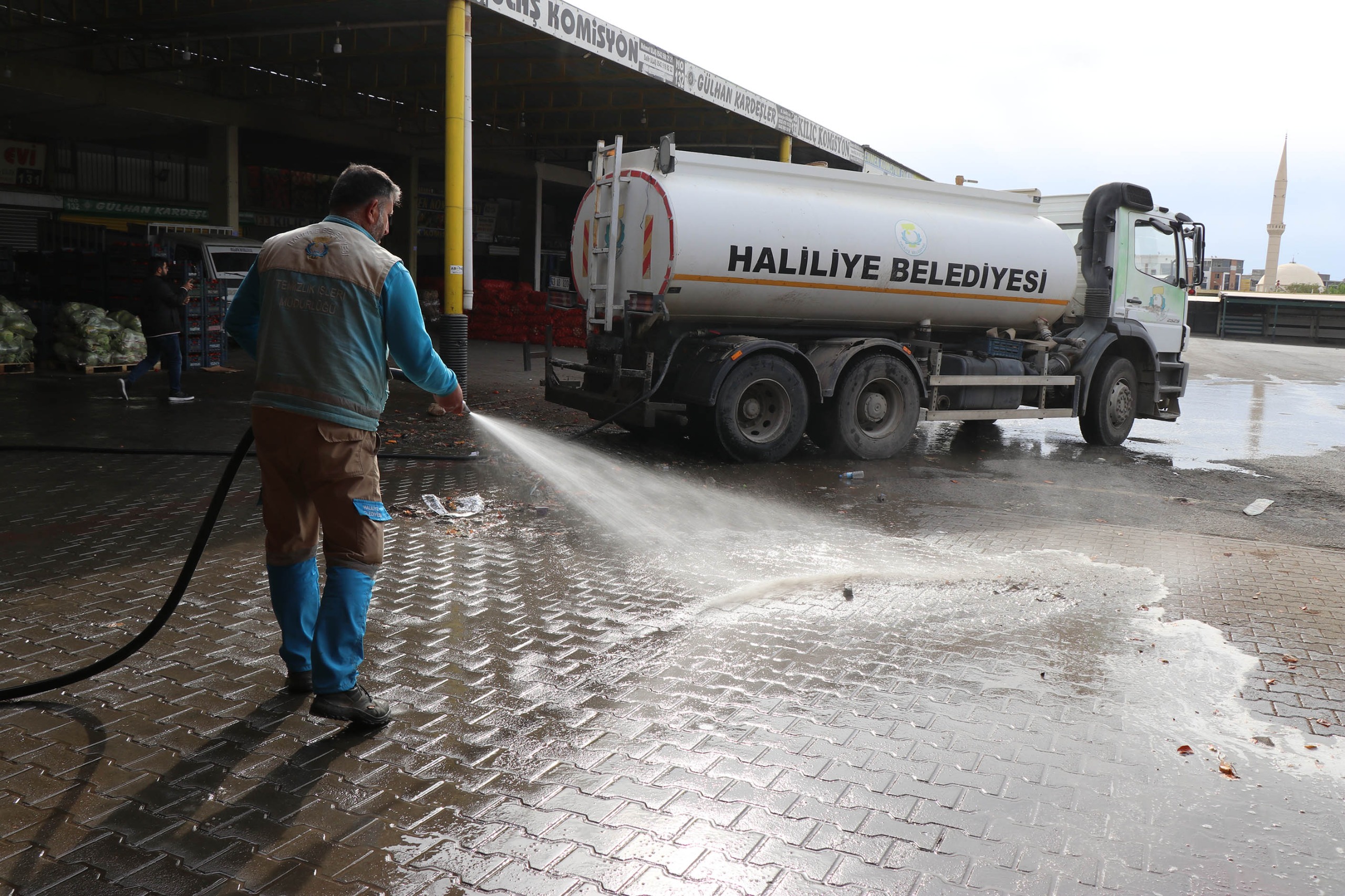 Haliliye Belediyesi’nden hal pazarında temizlik çalışması