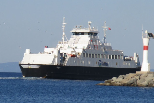 Fırtına nedeniyle Gökçeada feribot seferleri iptal edildi