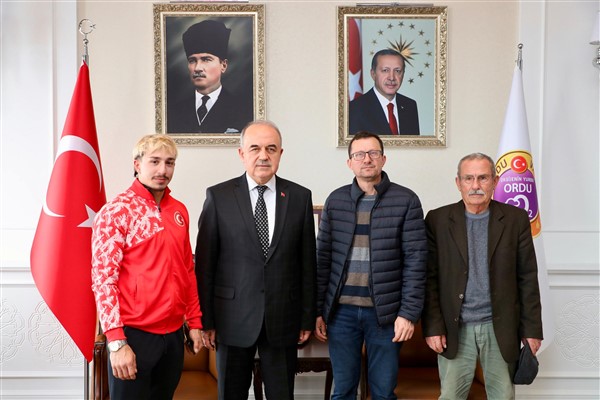 Vali Erol, milli sporcu Yusuf Fehmi Genç’i kabul etti