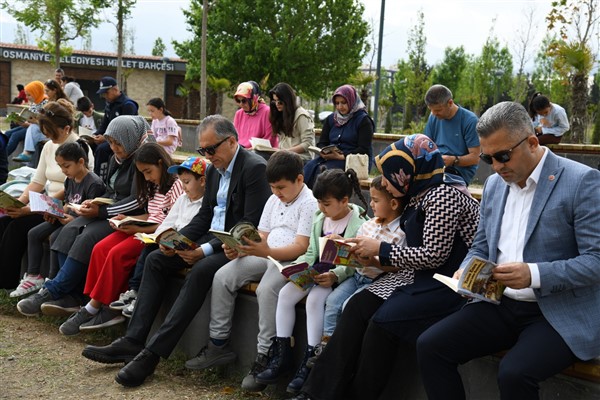 Çenet, Millet Bahçesi’nde düzenlenen kitap okuma etkinliğine katıldı