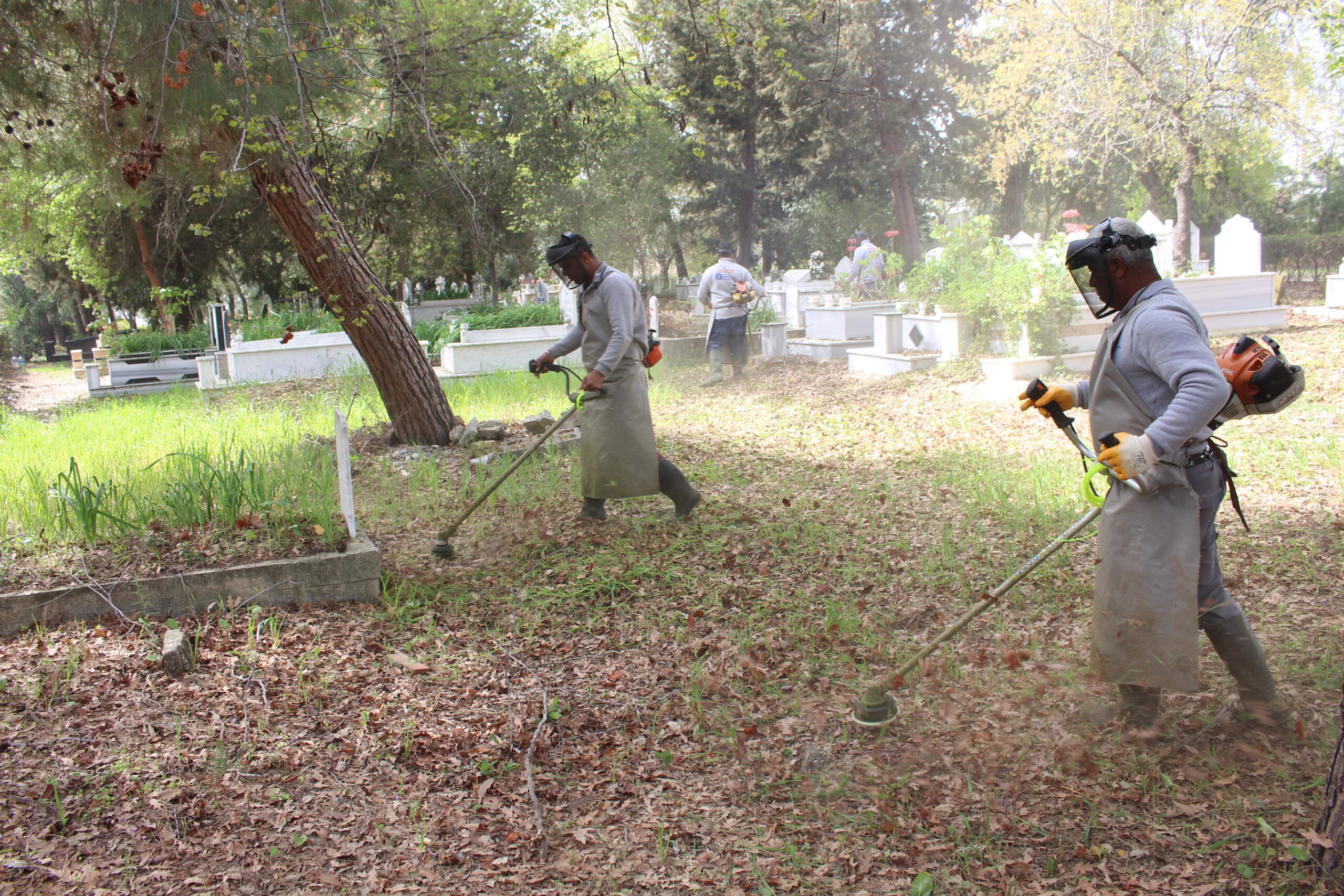Antalya Büyükşehir Belediyesi’nden mezarlıklarda bakım onarım çalışması
