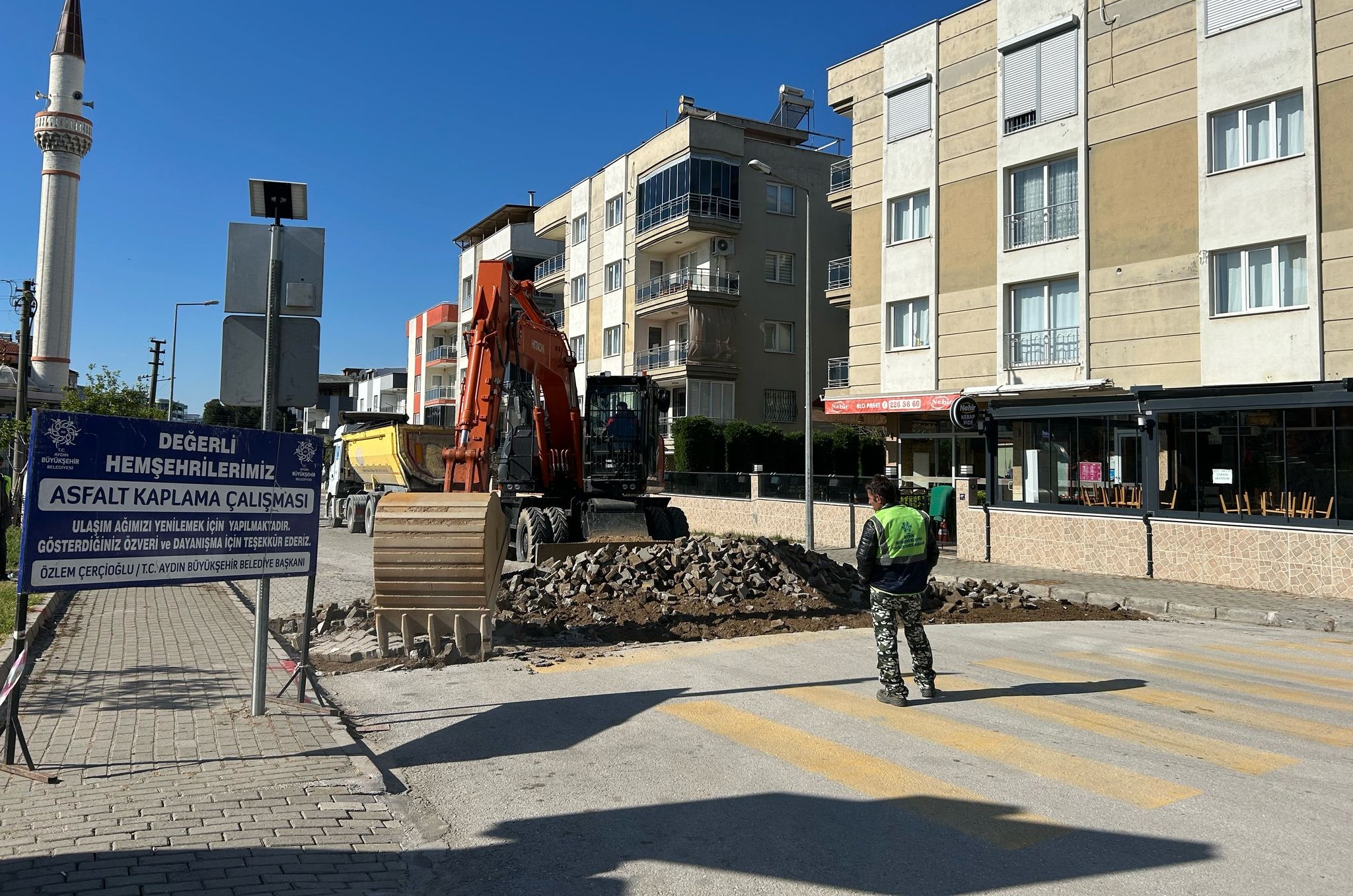 Aydın Büyükşehir Belediyesi, yol yapım çalışmalarını sürdürüyor
