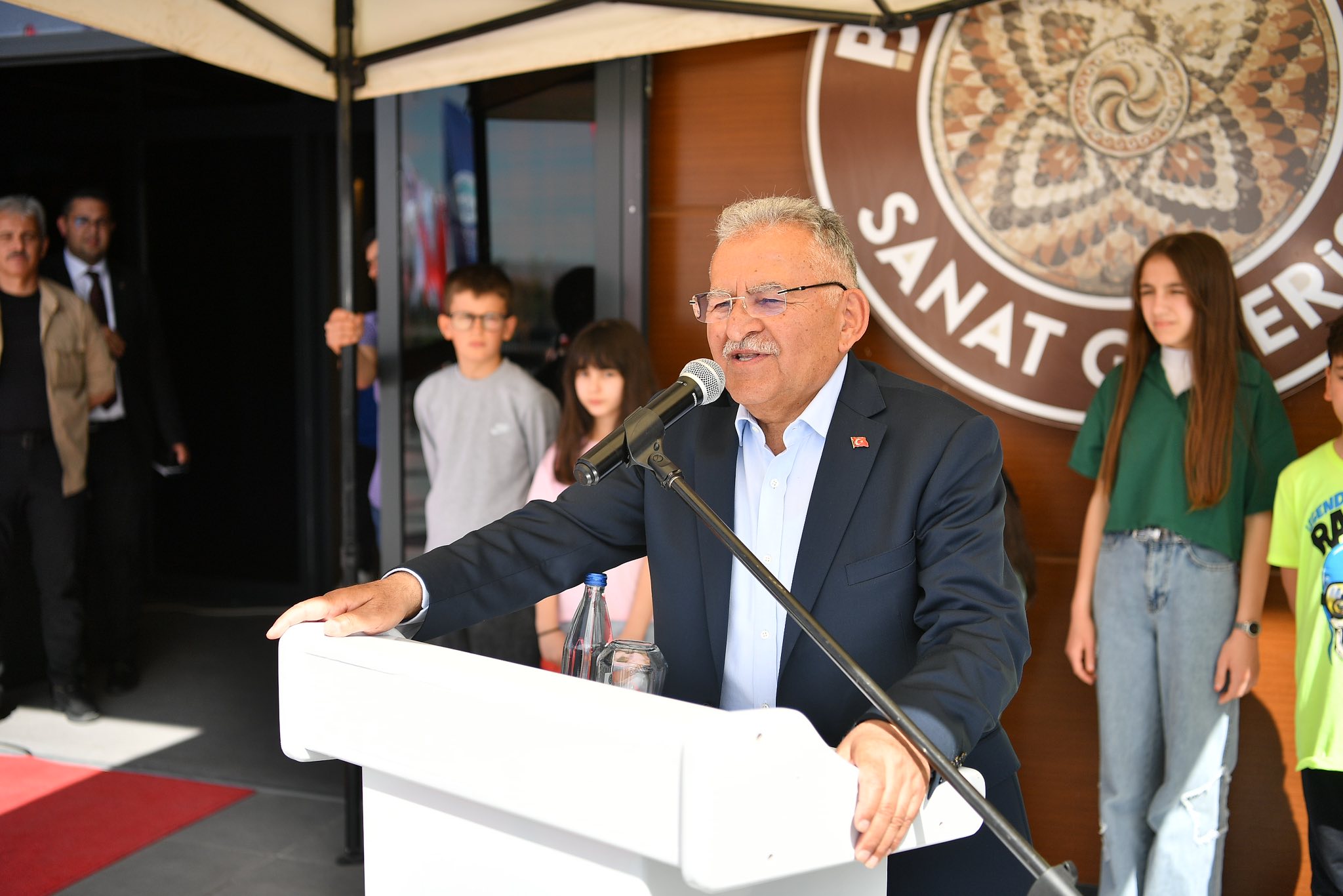 Kayseri Büyükşehir Belediye Başkanı Büyükkılıç, 23 Nisan Çocuk Sergisi’nin açılışını yaptı