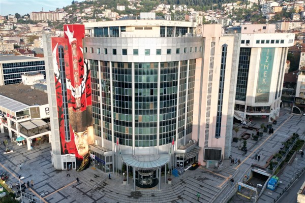 İzmit Belediyesi’nden bir temizlik aracının TOMA’nın önünü kestiği iddialarına açıklama