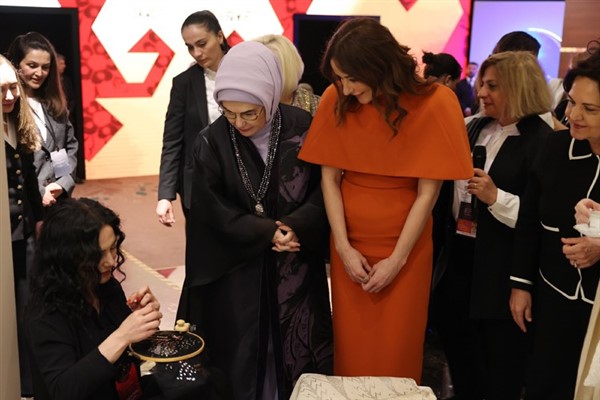 Emine Erdoğan, ADF’ye katılan lider eşleriyle “Anadolu” sergisini ziyaret etti