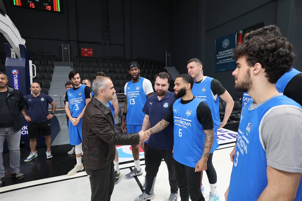 Çiftçi’den Çayırova’nın Çayırova Belediyesi Basketbol Takımına moral ziyareti
