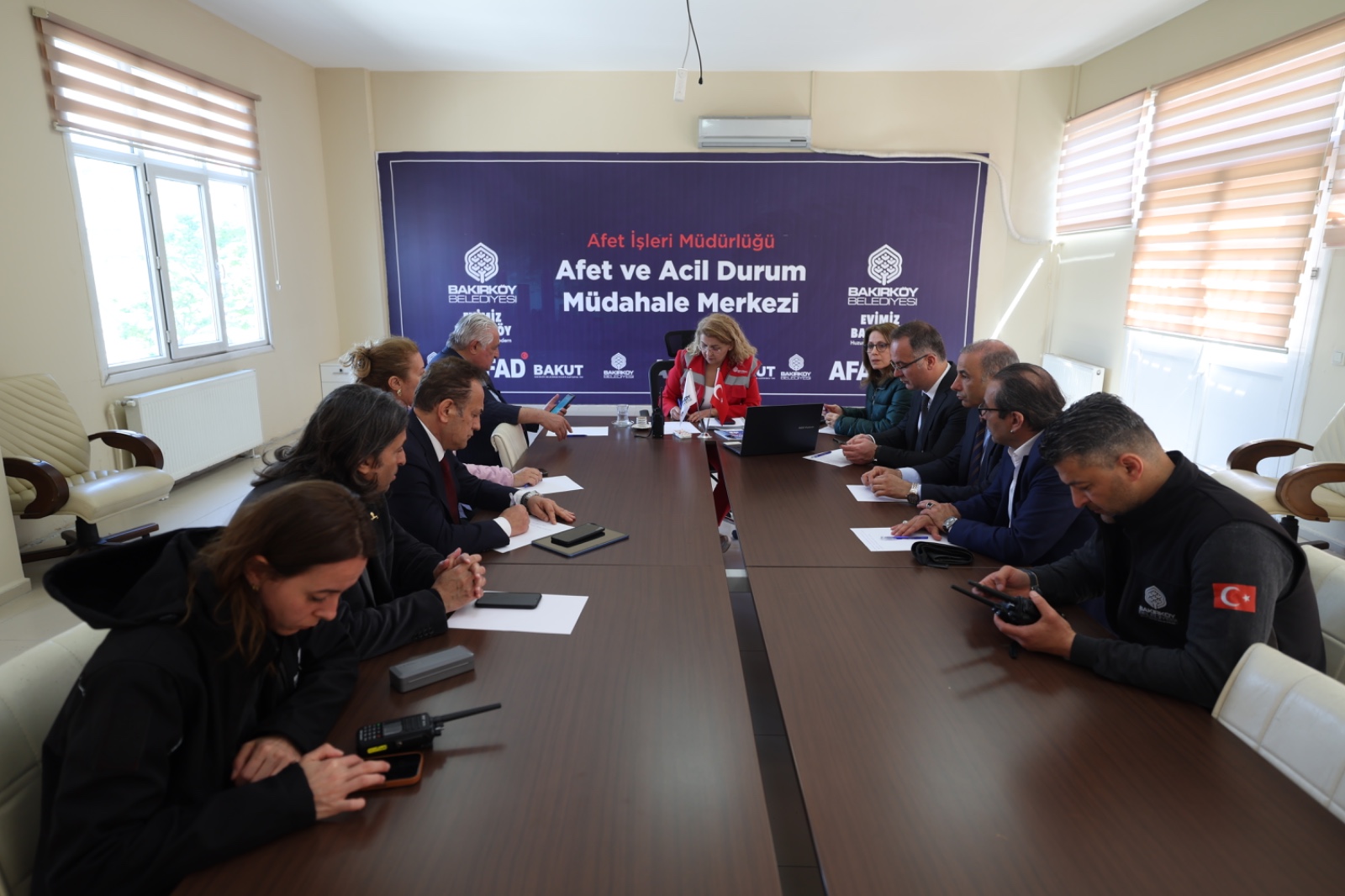 Bakırköy Belediyesi depreme karşı tüm birimleriyle sahada