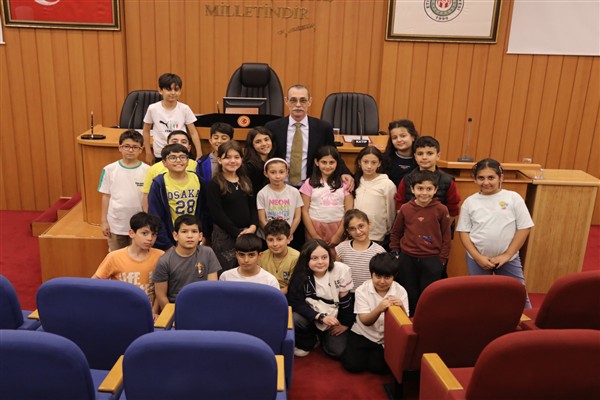 Etimesgut Belediye Başkanı Beşikçioğlu, Diyarbakır Bil Koleji öğrencilerini ağırladı