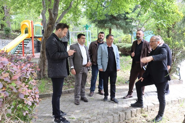 İzmit Belediyesi yetkilileri Turgut Mahallesindeki çalışmaları inceledi