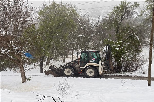 Karabük Belediyesi karla mücadele çalışmalarını sürdürüyor