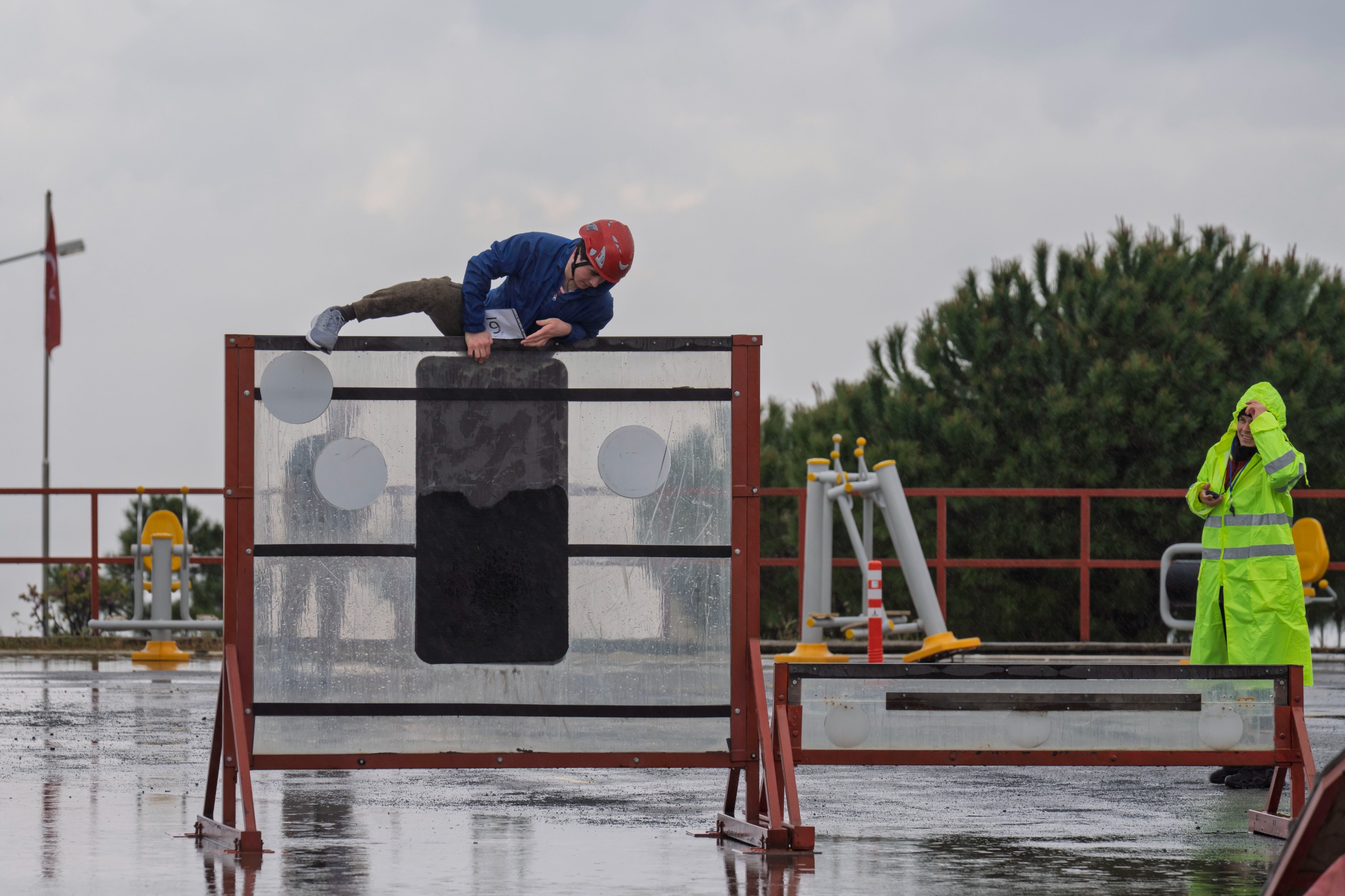 İtfaiyeci olmak isteyen 759 aday parkurlarda ter döküyor