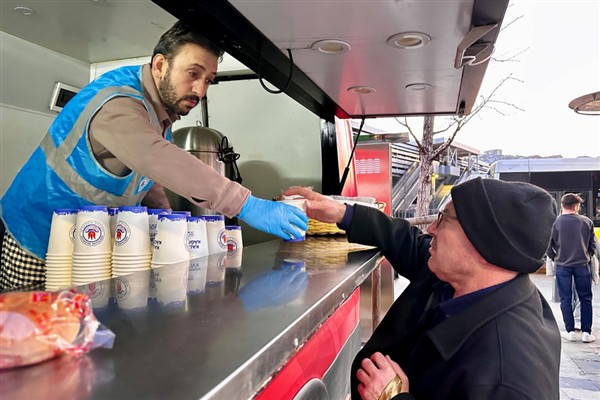 Kağıthane’de vatandaşa sıcak çorba ikramı