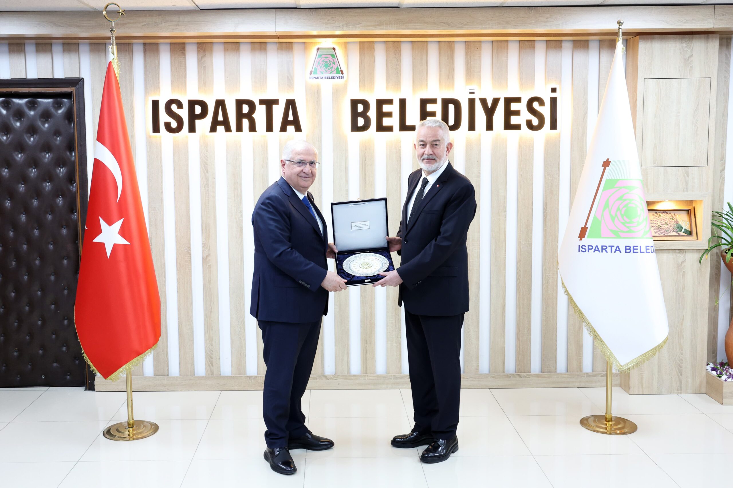 Bakan Güler, Isparta Belediyesine ziyaret gerçekleştirdi