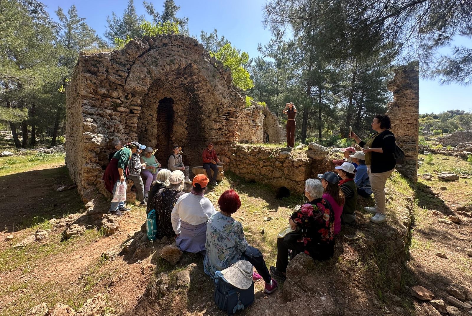 Muratpaşa’da yaşlı evleri üyeleri Lyrboton Kome Antik Kenti’ni ziyaret etti