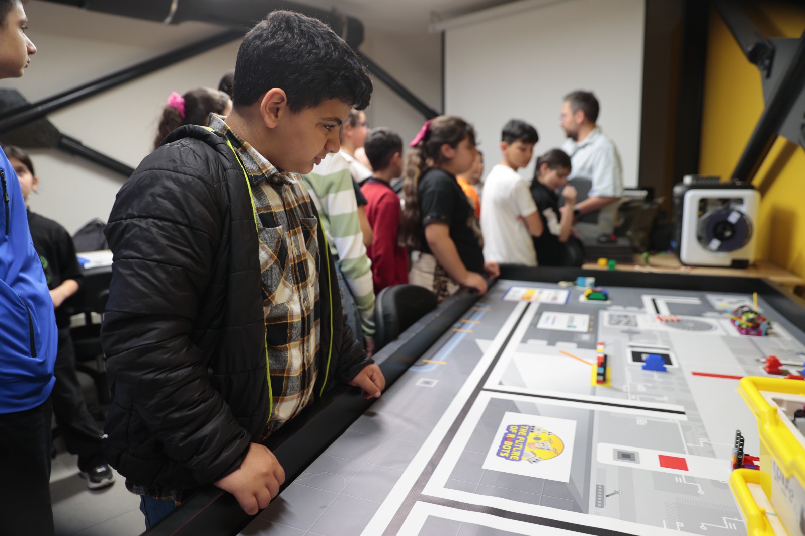 Konak’ta öğrenciler Kontak Yenilikçi Öğrenme Merkezi’ni ziyaret etti