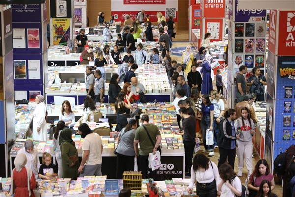 Kepez Kitap Fuarı’nın ikinci gününde yazarlar okurlarıyla buluştu