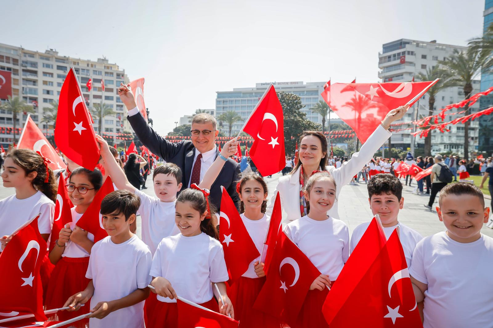 İzmir’de 23 Nisan resmi törenle kutlandı