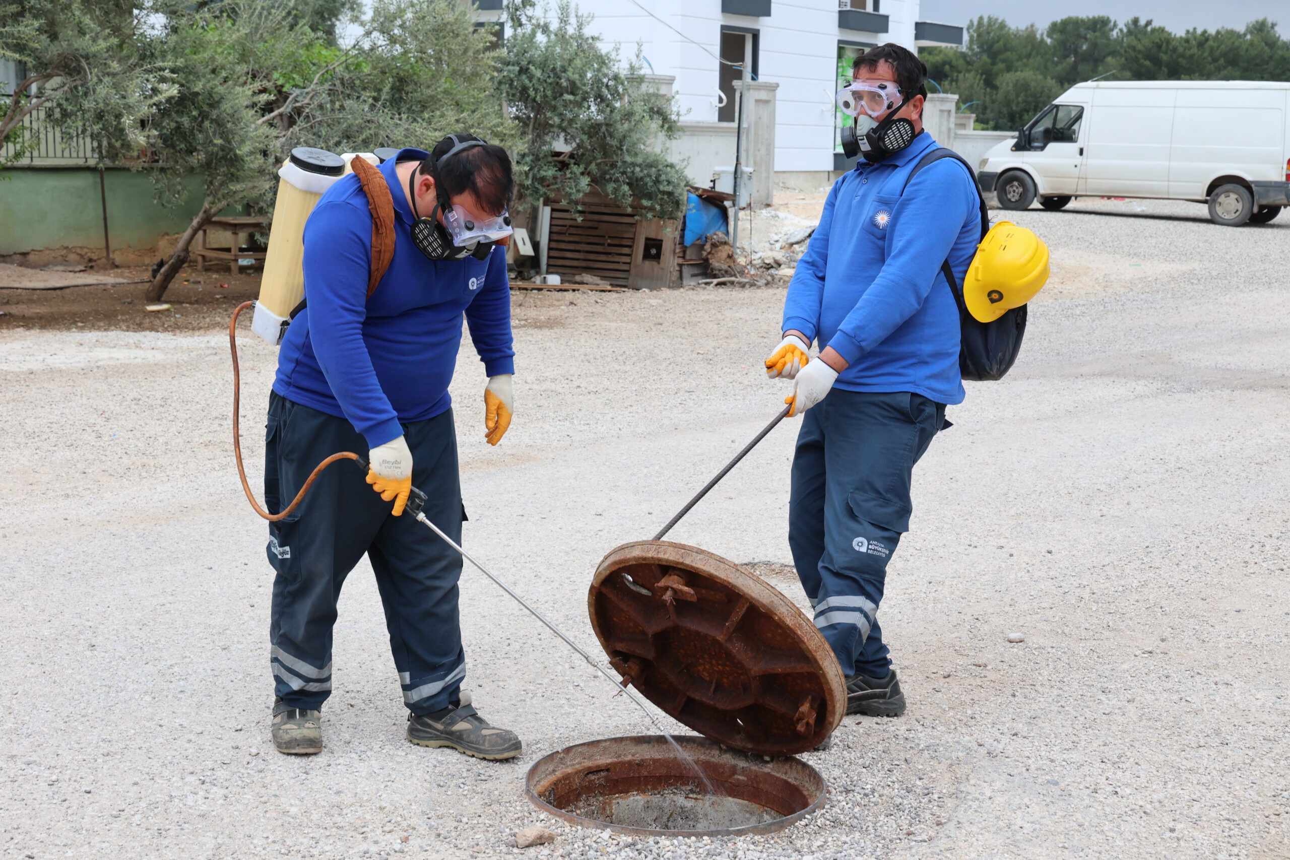 Antalya Büyükşehir Belediyesi vektörel mücadele ekipleri iş başında
