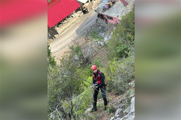 Kayseri Büyükşehir İtfaiyesi, uçurumda mahsur kalan keçileri kurtardı