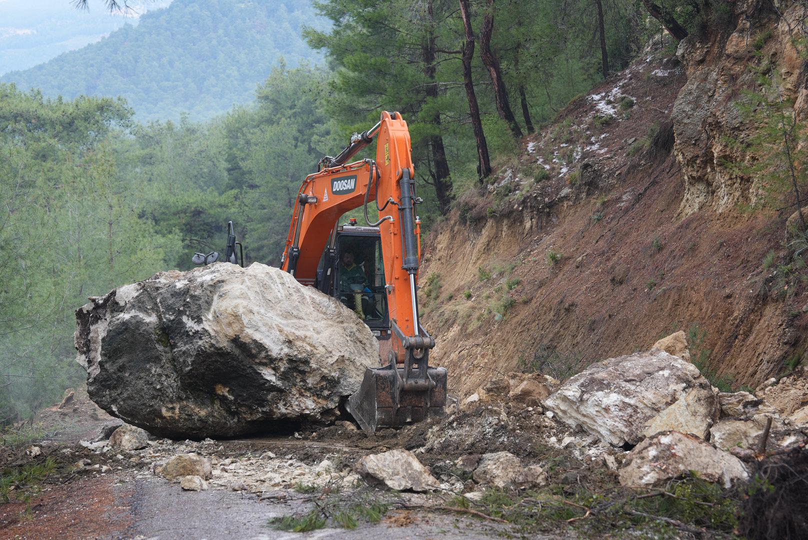 Erdemli Belediyesi ekipleri, dolu yağışı sonrası sahada
