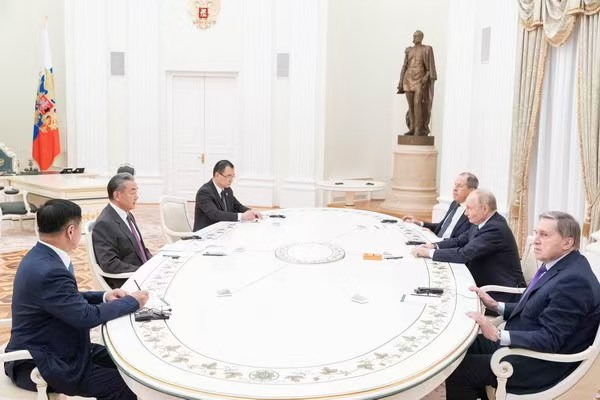 Putin, Çin Dışişleri Bakanı Wang Yi’i kabul etti