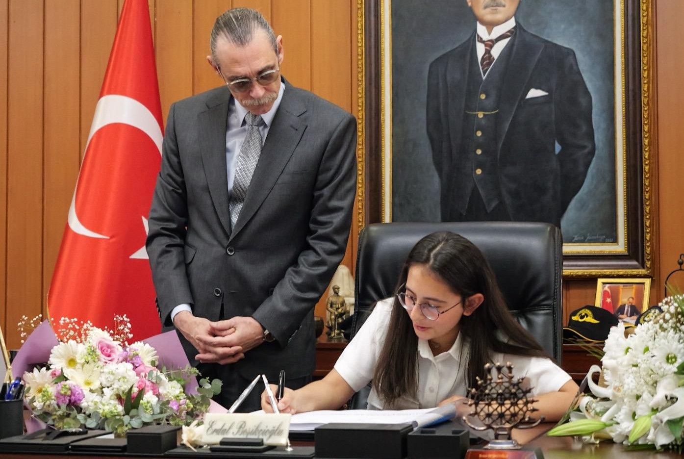 Başkan Beşikcioğlu, makam koltuğunu 6. sınıf öğrencisi Zeynep Zümra Kavlak’a emanet etti
