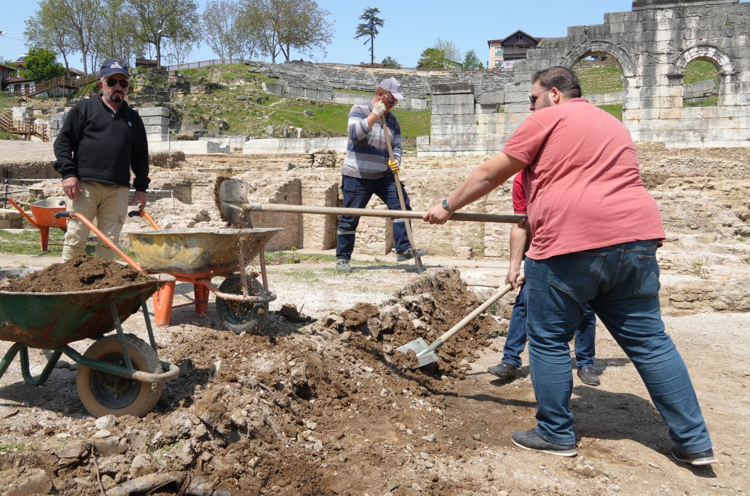 Konuralp Antik Tiyatrosu’nda kazı çalışmaları devam ediyor