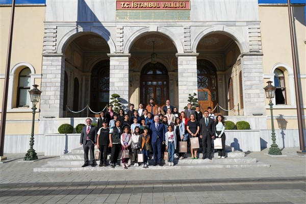 İstanbul Valisi Gül, 5 ilden gelen öğrencileri missafi etti