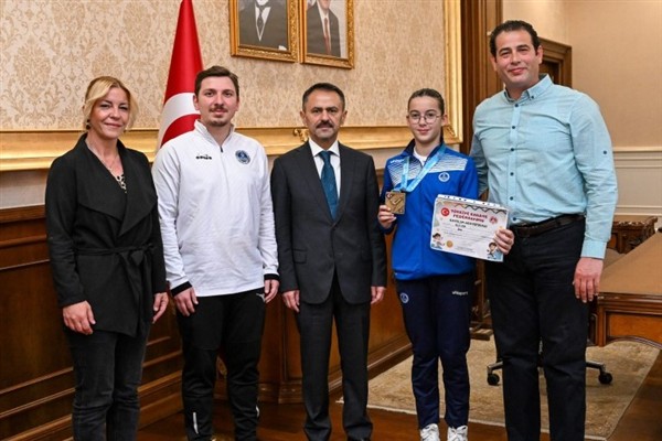Vali Aktaş, 2025 Türkiye Çocuklar Karate Şampiyonu Melis Uran’ı ağırladı