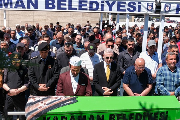 Karaman Valisi Çiçekli, şehit Zafer Ak’ın annesi Gülşen Ak’ın cenazesine katıldı