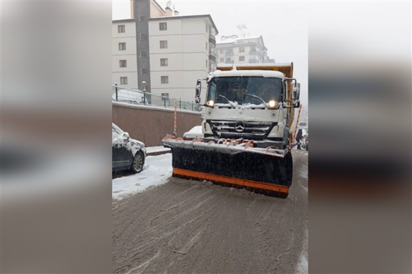 Yenimahalle’de karla mücadele çalışması