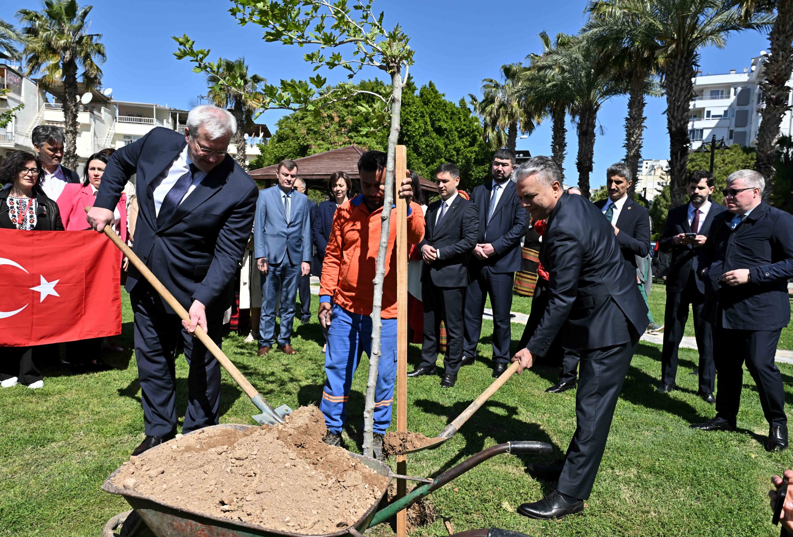 Başkan Uysal ve Ukrayna Dışişleri Bakanı Sybiha Ukrayna Kültür Parkı’nda çınar ağacı dikti