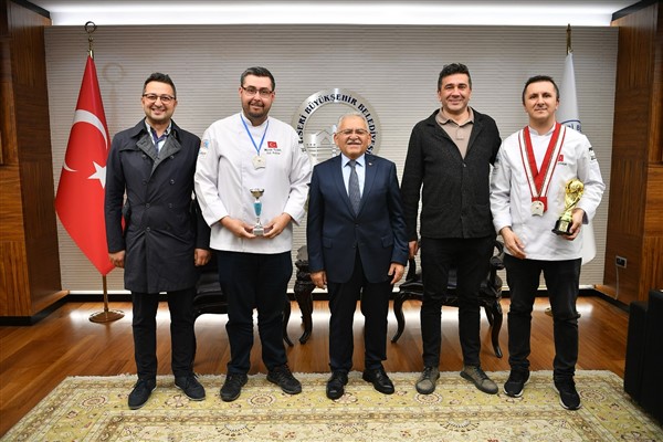 Başkan Büyükkılıç, konuklarını ağırlamayı sürdürüyor