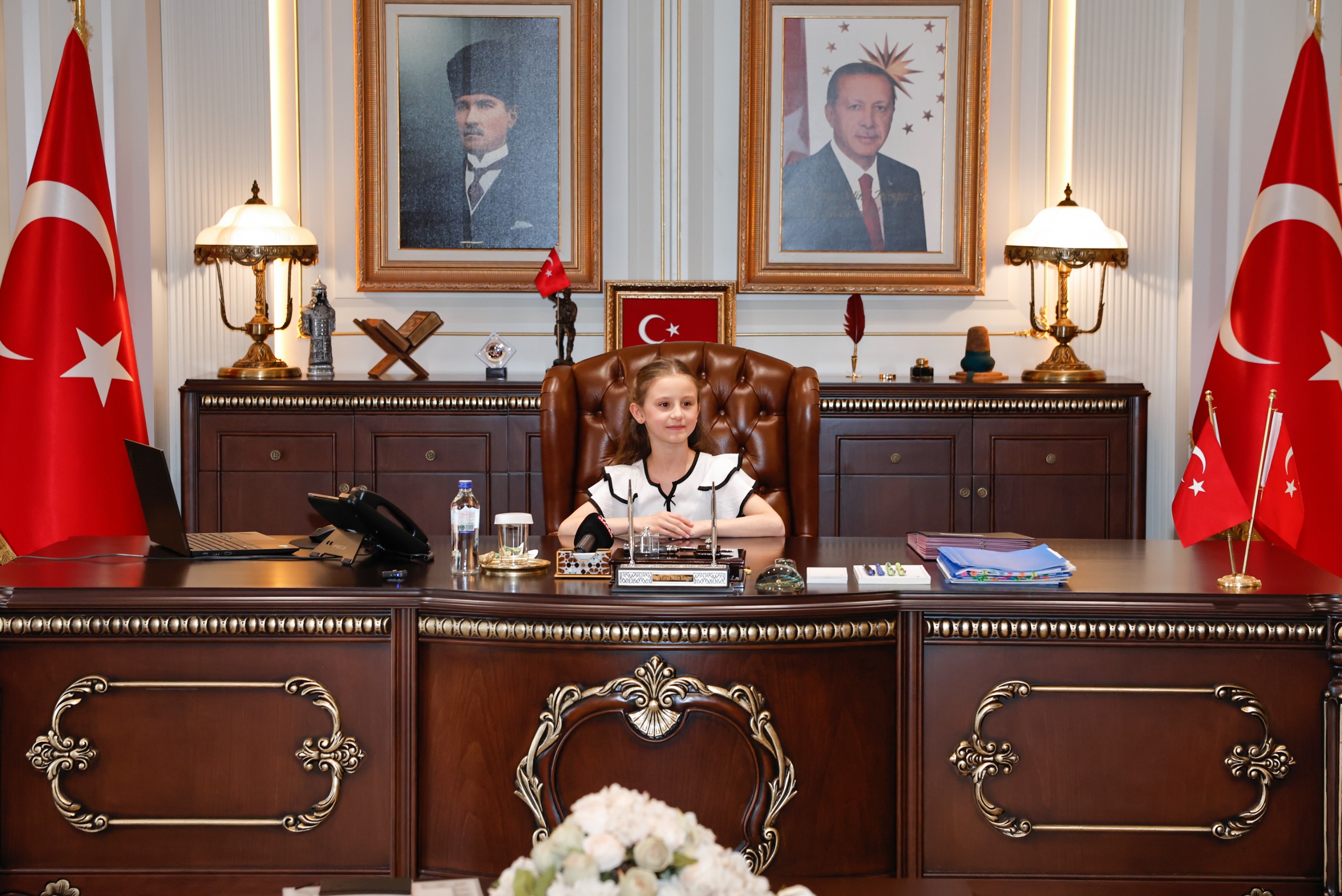 Vali Köşger, koltuğunu temsili olarak öğrenci Nurcan Erva Aydın’a devretti