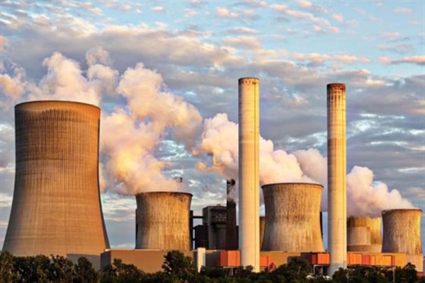 Trump kömürle çalışan elektrik santrallerinin açık kalmasına izin veren emirleri imzaladı