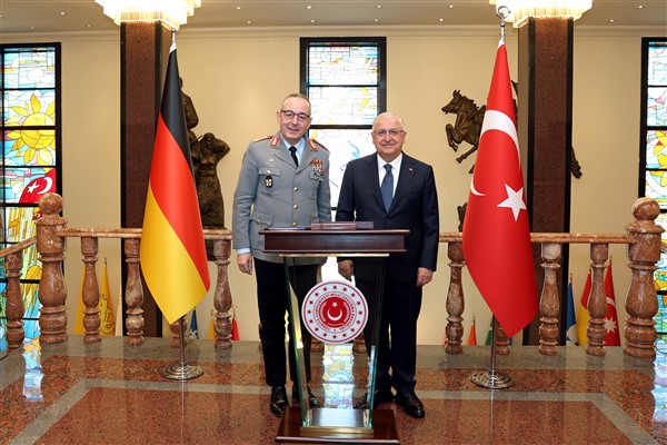 Bakan Güler, Almanya Genelkurmay Başkanı Breuer ile bir araya geldi