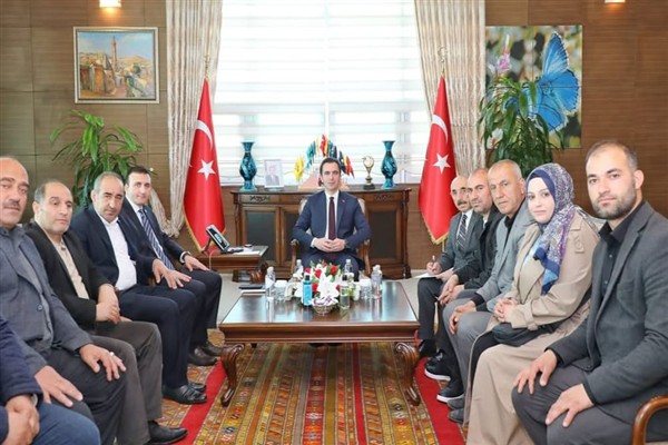 Saray Mahallesi Muhtarı Turgut, Bitlis Valisi Karakaya’yı ziyaret etti